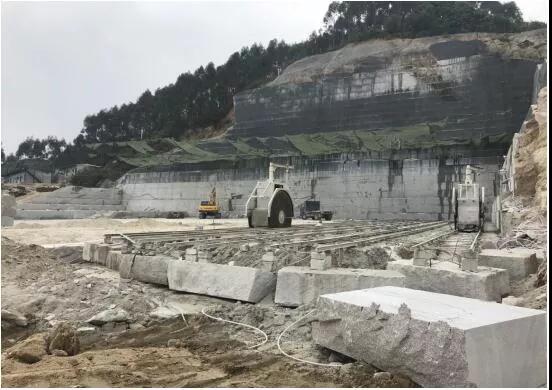 环保督察组通报：福建漳州一矿山为应付检查在混凝土地面铺草皮