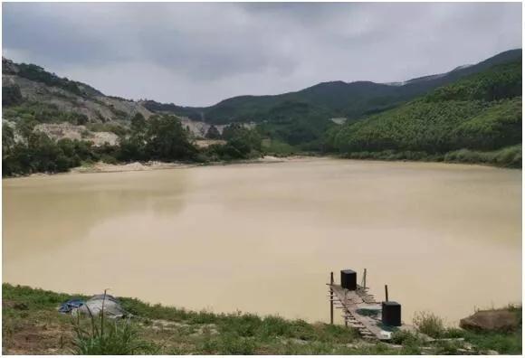环保督察组通报：福建漳州一矿山为应付检查在混凝土地面铺草皮