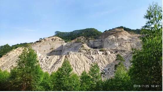环保督察组通报：福建漳州一矿山为应付检查在混凝土地面铺草皮
