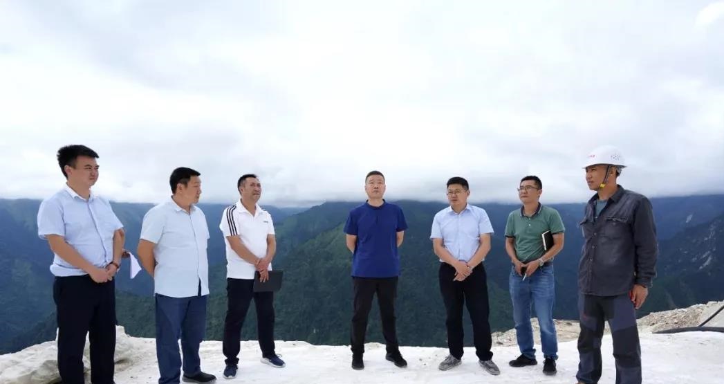 县委书记冯俊涛率队赴锅巴岩汉白玉矿区，现场督导汉白玉矿山生态修复工作
